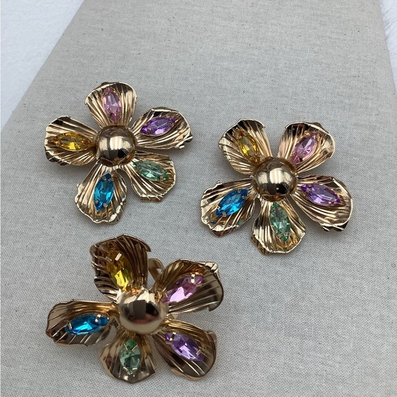 Large Petals Gold Floral Ring and Pierced earrings with Gemstones - Picture 2 of 3